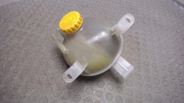 Foto: AUSGLEICHSBEHÄLTER eines Opel Corsa 16V