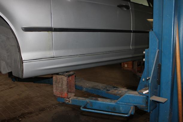 Foto: SCHWELLERBLENDEN LINKS ( LIMOUSINE ) eines BMW 316i