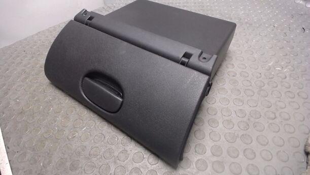 Foto: HANDSCHUHFACH eines Opel Corsa 16V