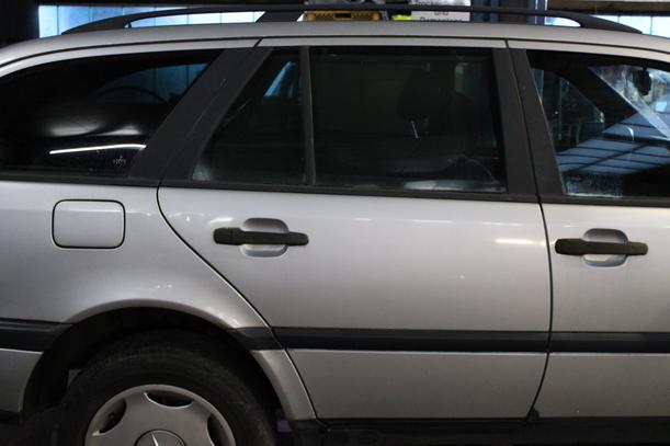 Foto: TÜR HINTEN RECHTS eines Mercedes-Benz C 200 T