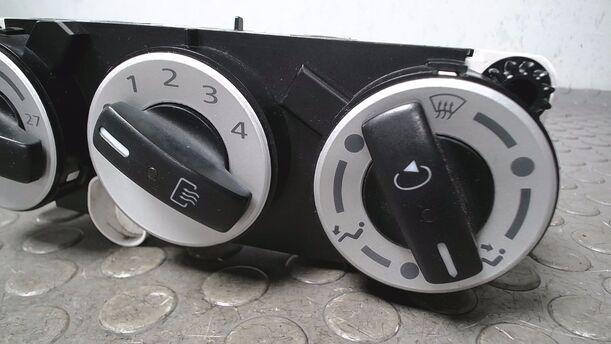 Foto: HEIZUNGSBETÄTIGUNG eines Mitsubishi Colt 1.1