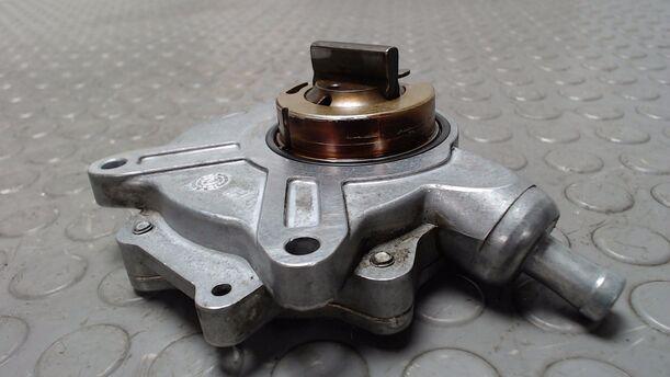 Foto: VAKUUMPUMPE / UNTERDRUCKPUMPE ( LUK ) eines BMW 316i