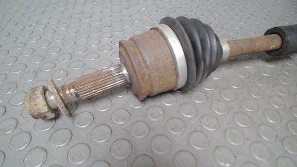 Foto: ANTRIEBSWELLE LINKS eines Mitsubishi Colt 1.1
