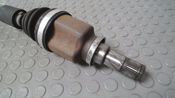 Foto: ANTRIEBSWELLE LINKS eines Mitsubishi Colt 1.1