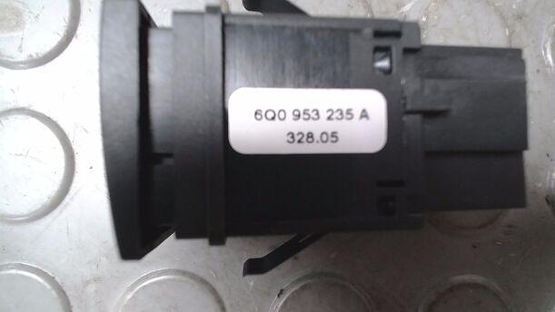 Foto: SCHALTER WARNBLINKANLAGE/ WARNBLINKSCHALTER eines VW Polo 1.4