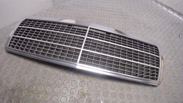 Foto: KÜHLERGRILL eines Mercedes-Benz C 200 T