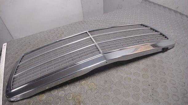 Foto: KÜHLERGRILL eines Mercedes-Benz C 200 T