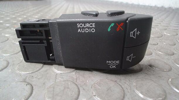 Foto: SCHALTER AUDIO/ TELEFON eines Renault Twingo 1.2 LEV 16V 75