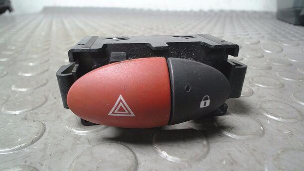 Foto: SCHALTER WARNBLINKANLAGE/ WARNBLINKSCHALTER eines Renault Twingo 1.2 LEV 16V 75