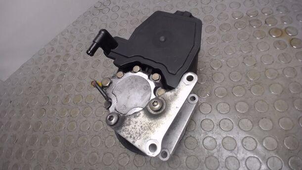 Foto: SERVOPUMPE / PUMPE SERVOLENKUNG ZF eines Mercedes-Benz C 200 T Cup