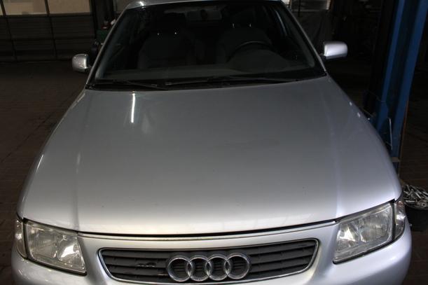 Foto: MOTORHAUBE ( VOR FACELIFT ) eines Audi A3 1.6 Cup