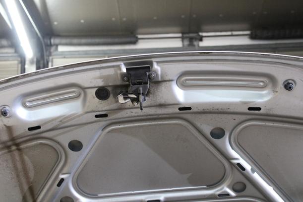 Foto: MOTORHAUBE ( VOR FACELIFT ) eines Audi A3 1.6 Cup