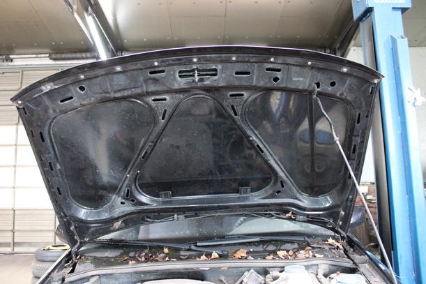 Foto: MOTORHAUBE ( BIS 1999 ) eines VW Polo 60 Cup