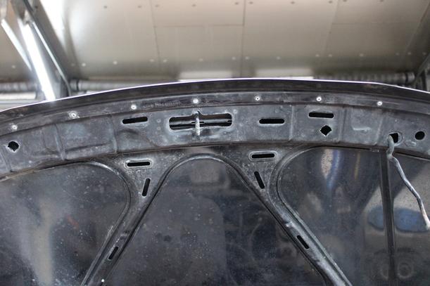 Foto: MOTORHAUBE ( BIS 1999 ) eines VW Polo 60 Cup