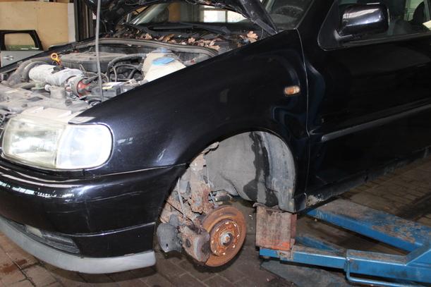 Foto: KOTFLÜGEL LINKS ( BIS 1999 ) eines VW Polo 60 Cup