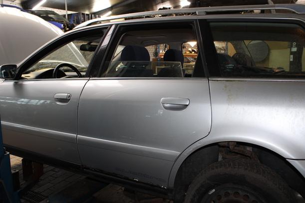 Foto: TÜR HINTEN LINKS ( AVANT / FACELIFT AB 1999 ) eines Audi A4 Avant 2.5 TDI quattro Cup