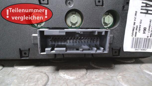 Foto: INFORMATIONSDISPLAY ( ENTHEIRATET ) eines Opel Meriva 1.6 16V Cup