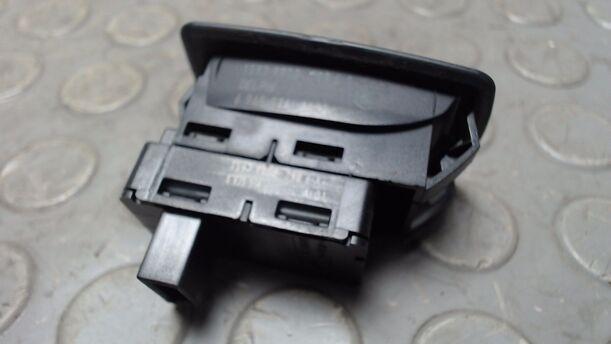 Foto: FENSTERHEBERSCHALTER eines BMW 320i Cup