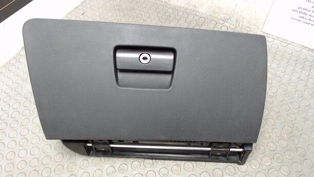 Foto: HANDSCHUHFACH ( SCHWARZ ) eines BMW 320i Cup