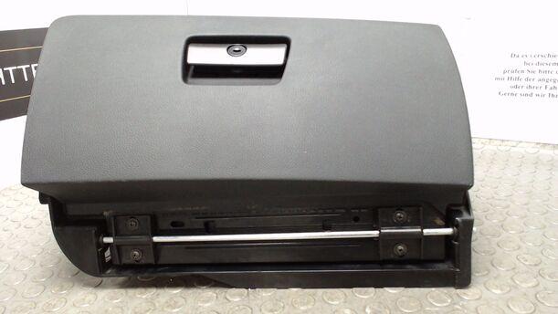 Foto: HANDSCHUHFACH ( SCHWARZ ) eines BMW 320i Cup