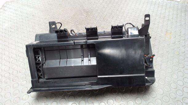 Foto: HANDSCHUHFACH ( SCHWARZ ) eines BMW 320i Cup