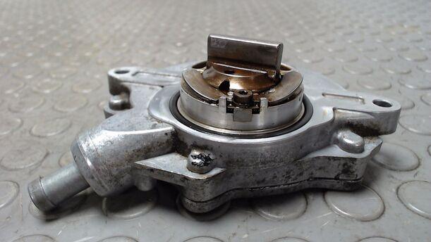 Foto: VAKUUMPUMPE / UNTERDRUCKPUMPE ( LUK ) eines BMW 320i Cup