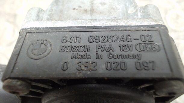 Foto: ELEKTRISCHE ZUSATZWASSERPUMPE eines BMW 320i Cup