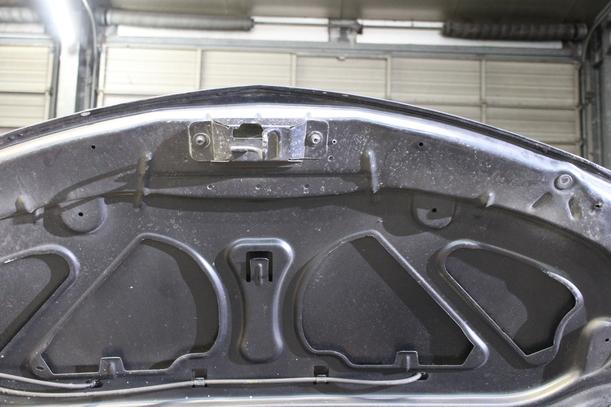 Foto: MOTORHAUBE eines Renault Clio 1.6 16V Cup