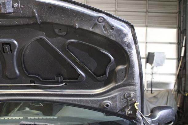 Foto: MOTORHAUBE eines Renault Clio 1.6 16V Cup