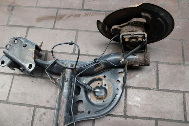 Foto: HINTERACHSE ( 16 ZOLL RÄDER ) eines Renault Clio 1.6 16V Cup