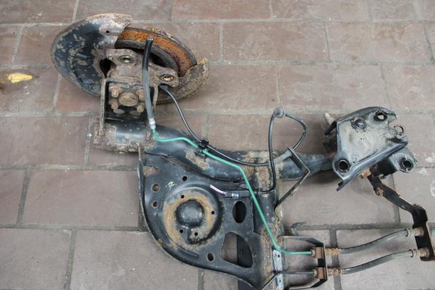 Foto: HINTERACHSE ( 16 ZOLL RÄDER ) eines Renault Clio 1.6 16V Cup