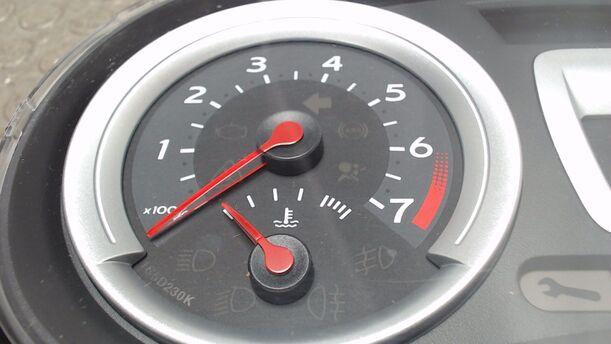 Foto: TACHOEINHEIT / KOMBIINSTRUMENT eines Renault Clio 1.6 16V Cup