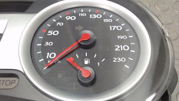 Foto: TACHOEINHEIT / KOMBIINSTRUMENT eines Renault Clio 1.6 16V Cup