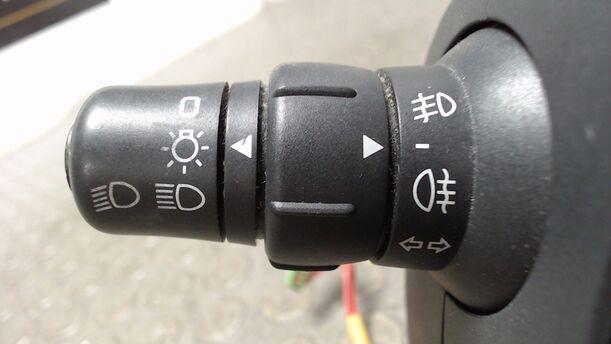 Foto: BLINKSCHALTER / KOMBISCHALTER eines Renault Clio 1.6 16V