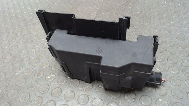 Foto: SICHERUNGSKASTEN BATTERIE eines Renault Clio 1.6 16V
