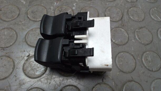 Foto: FENSTERHEBERSCHALTER VORN LINKS eines Renault Clio 1.6 16V
