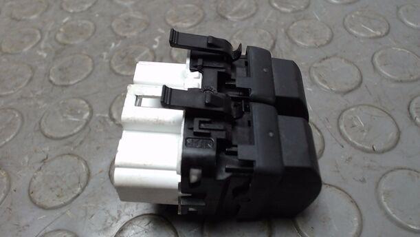 Foto: FENSTERHEBERSCHALTER VORN LINKS eines Renault Clio 1.6 16V