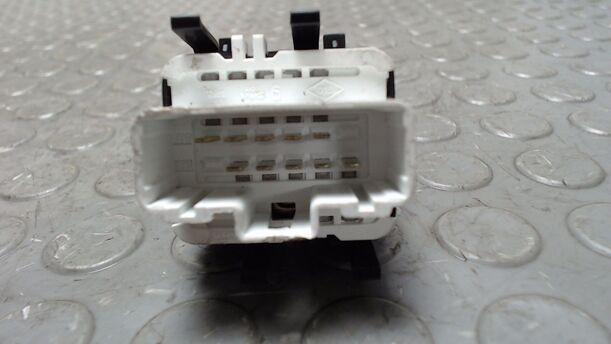 Foto: FENSTERHEBERSCHALTER VORN LINKS eines Renault Clio 1.6 16V