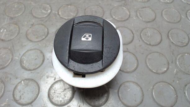 Foto: FENSTERHEBERSCHALTER eines Renault Clio 1.6 16V