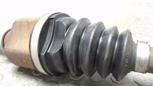 Foto: ANTRIEBSWELLE VORN LINKS eines Renault Clio 1.6 16V