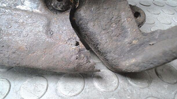 Foto: ACHSSCHENKEL VORN RECHTS ( ABS ) eines VW Fox 1.2