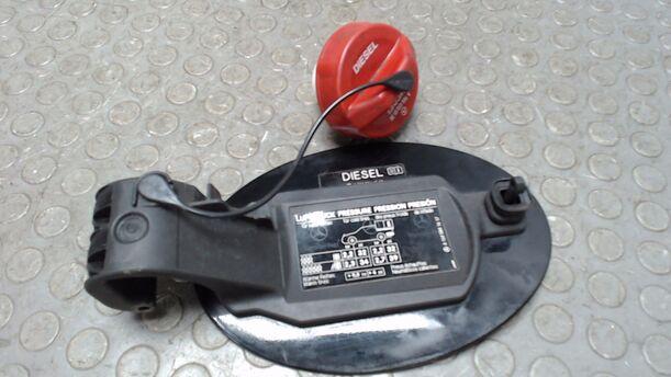 Foto: TANKKLAPPE / TANKDECKEL eines Mercedes-Benz ML 280 CDI 4Matic 7G-TRONIC DPF
