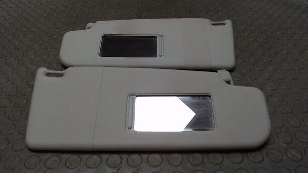 Foto: SONNENBLENDENPAAR eines VW Lupo 1.0