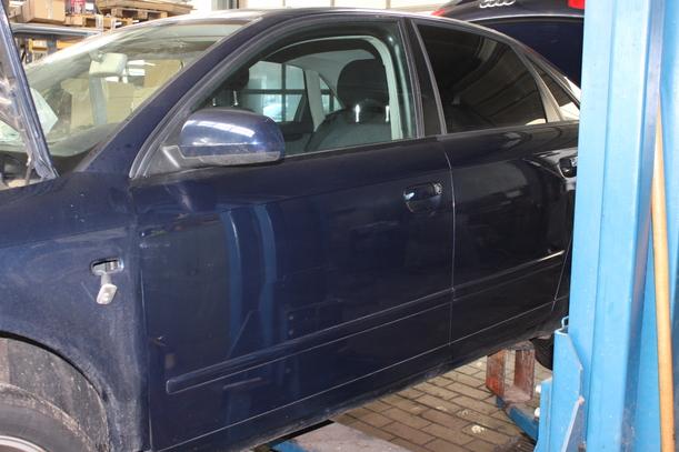 Foto: TÜR VORN LINKS eines Audi A4 2.0