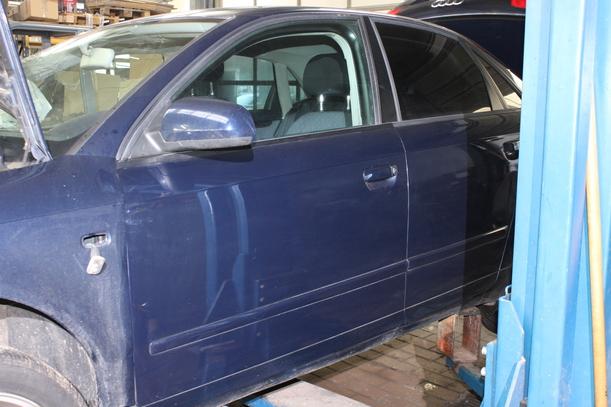 Foto: TÜR VORN LINKS eines Audi A4 2.0