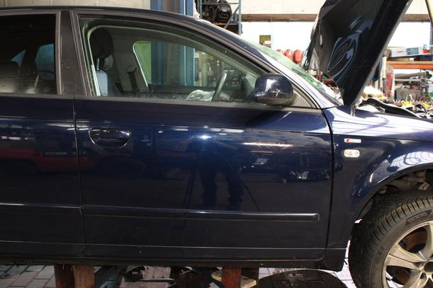Foto: TÜR VORN RECHTS eines Audi A4 2.0