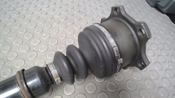 Foto: ANTRIEBSWELLE VORN LINKS ( AUTOMATIK ) eines Audi A4 Avant 2.5 TDI quattro