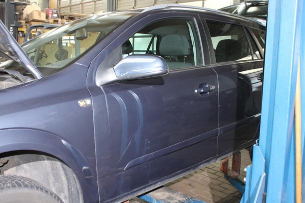 Foto: TÜR VORN LINKS ( CARAVAN ) eines Opel Astra 1.9 CDTI Caravan DPF
