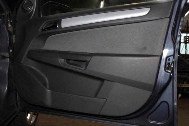 Foto: TÜR VORN RECHTS ( CARAVAN ) eines Opel Astra 1.9 CDTI Caravan DPF
