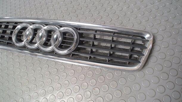 Foto: KÜHLERGRILL eines Audi A4 Avant 2.5 TDI quattro